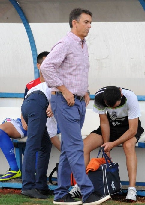 José Miguel Campos en el banquillo de La Hoya. 