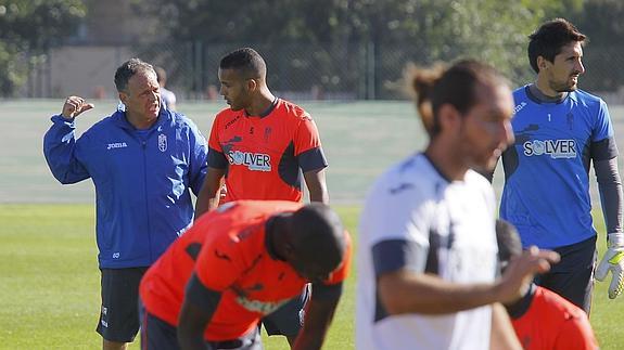 Caparrós conversa con El Arabi durante una sesión de entrenamiento en la Ciudad Deportiva de Armilla. 