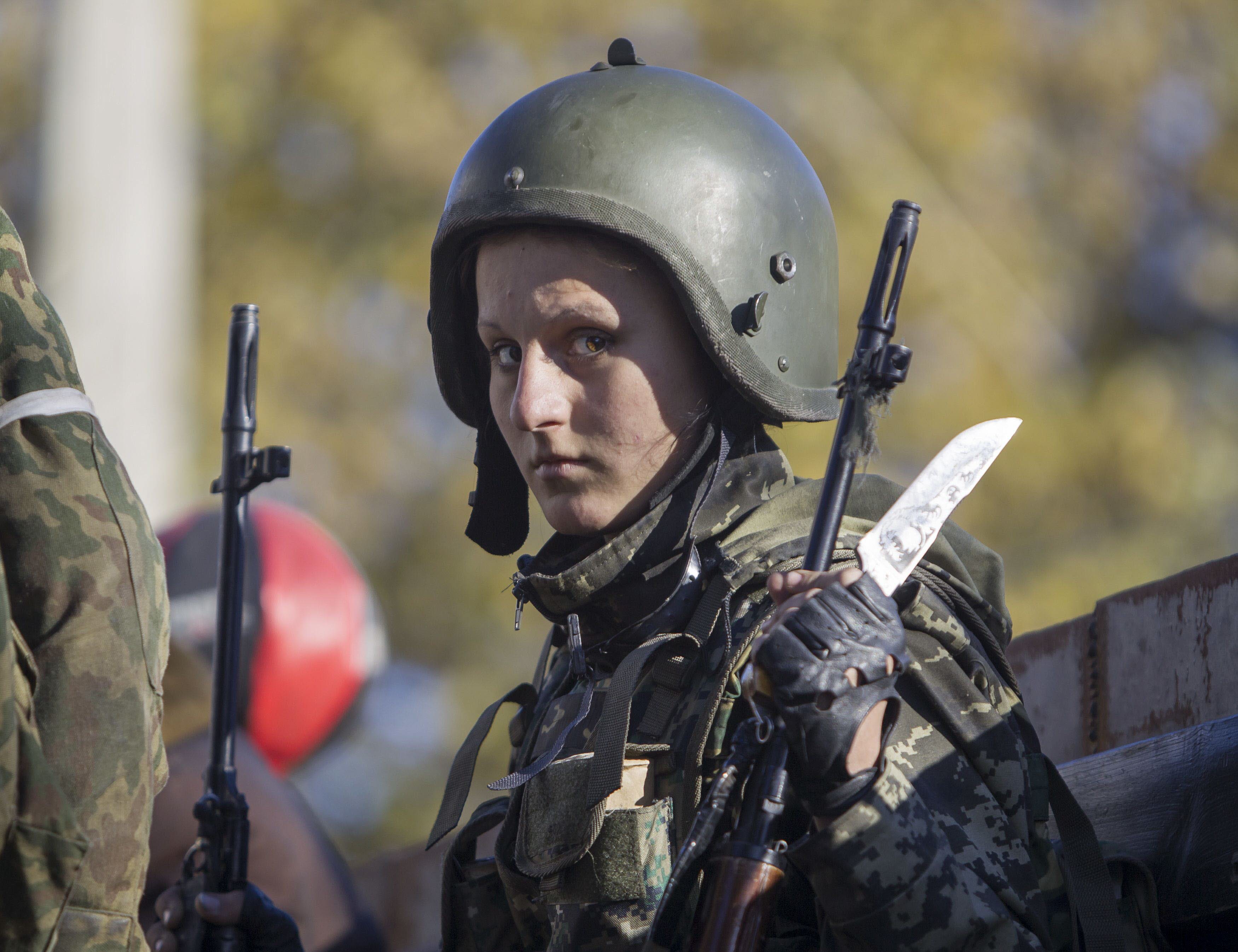 Una rebelde pro-rusa en el conflicto de Ucrania.