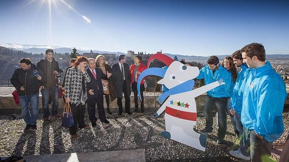 Presentación de la mascota en el mirador de San Nicolás