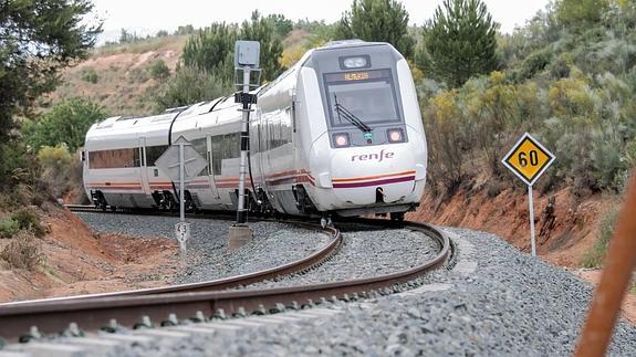 Un tren regional discurre por la línea convencional entre Granada y Almería.