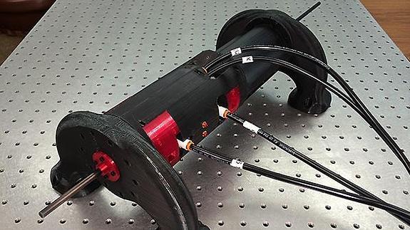 Desarrollan un robot que opera el cerebro desde un acceso en la mejilla