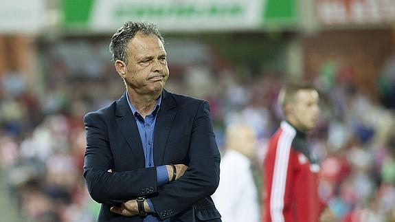 Caparrós muestra su decepción en el útlimo partido.