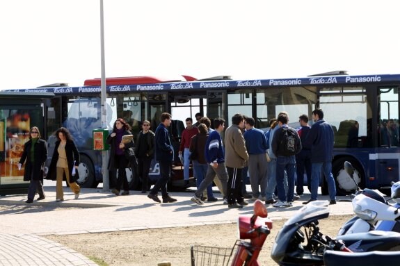 Imagen del autobús que va hacia la parada más cercana de la Universidad de Almería, perteneciente a una línea que está sobresaturada a ciertas horas.