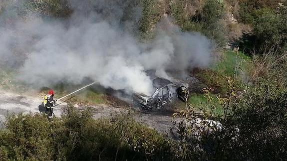 Un vehículo queda calcinado al incendiarse cuando circulaba por la calle Tenis de Almuñécar