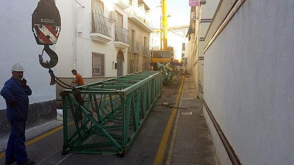 El Ayuntamiento de Las Gabias retira una grúa de 35 metros que preocupaba a los vecinos