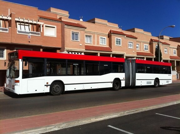 El autobús articulado está ya en Almería y el lunes se pondrá en circulación.