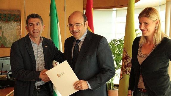 Sebastián Pérez firma el convenio para la puesta en marcha del cluster energético de Padul
