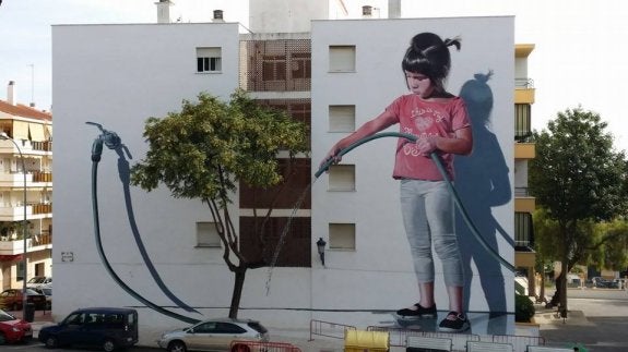El artista José Ríos riega de nuevo con su arte las calles de Estepona
