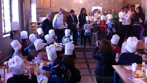 Escolares, autoridades y cocineros en el colegio Almadén de la capital ayer para celebrar el Día del Gusto 