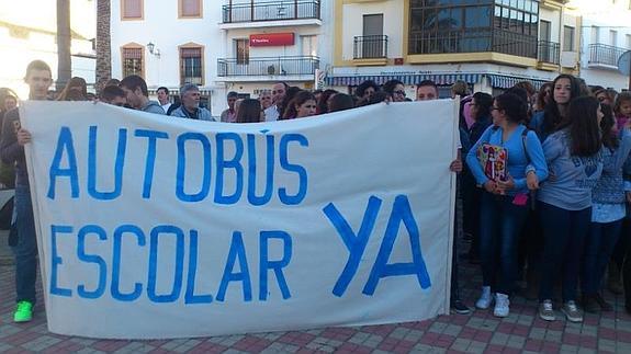 Protesta por el autobús escolar ayer en Lopera. 