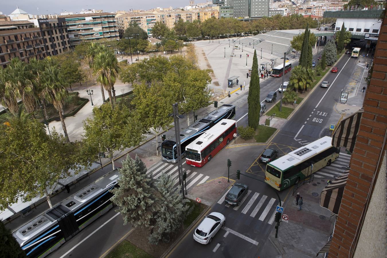 Vista del intercambiador del Paseo del Violón desde el edificio Príncipe, donde llegan a coincidir seis autobuses a la vez. 