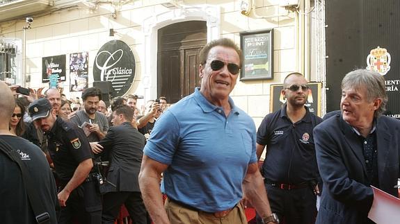 Arnold Schwarzenegger durante su visita a Almería donde recibió el premio 'Almería, tierra de cine' y descubrió su estrella en el Paseo de la Fama. 