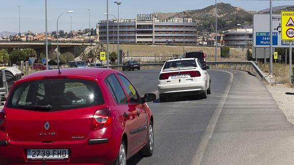 Carretera de acceso al municipio granadino de La Zubia. 