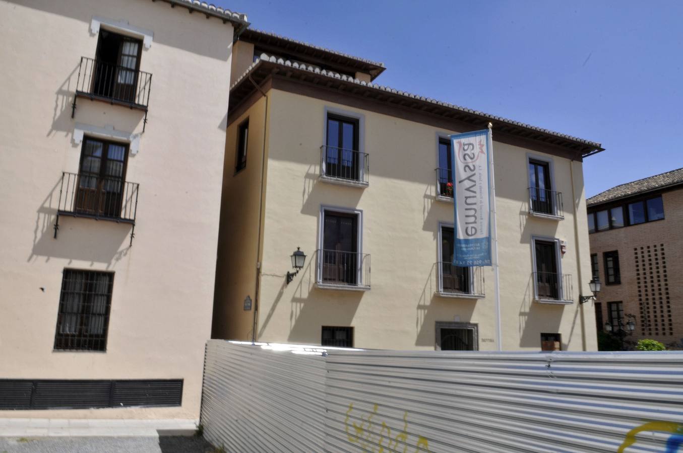 Sede la Empresa Municipal de Vivienda y Suelo de Granada, ubicada en Horno de San Matías. 