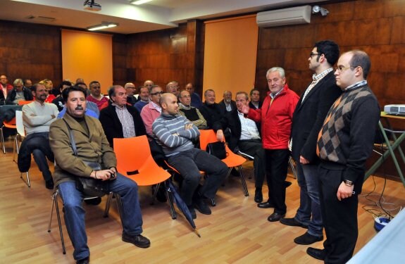 Conferenciantes y público, momentos antes de empezar. :: E.