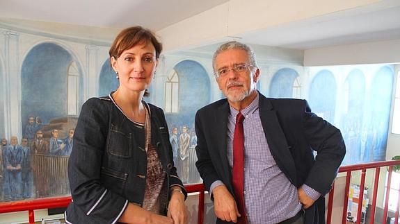 Los profesores posan ante el mural de la entrada de la Facultad de Ciencias Económicas y Empresariales de Granada.