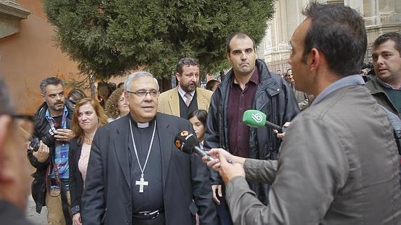 El arzobispo, a su llegada a la Catedral el domingo 