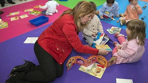 La presidenta de la Junta de Andalucía, Susana Díaz, habla con unos niños durante su visita al Colegio Ramón Crespo Hoyo en Castellar, donde ha inaugurado hoy un nuevo edificio.