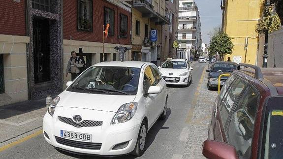 El coche ponemultas circula por una calle del barrio del Realejo 