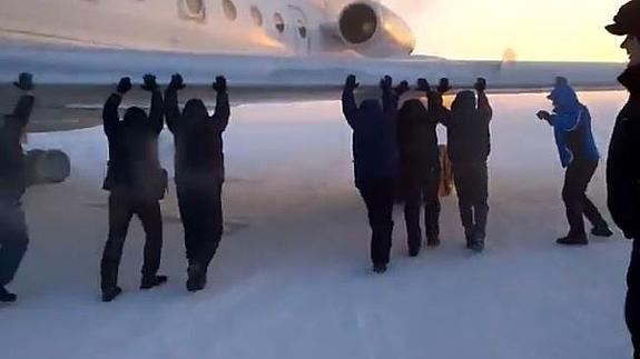 Un avión se queda congelado en la pista y los pasajeros tienen que empujarlo