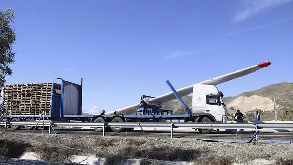 La pala de un aerogenerador golpea a un tráiler durante su transporte