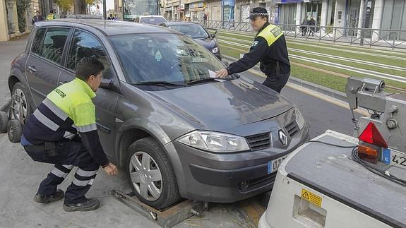 La Policía Local se lleva un coche de la Guardia Civil