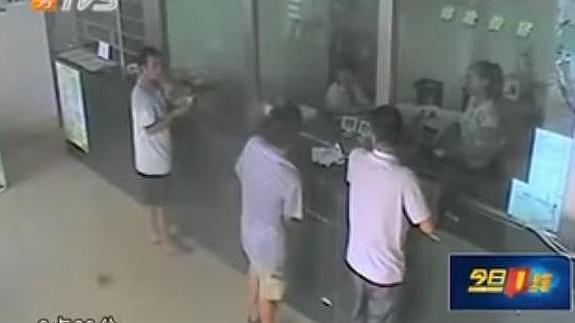 Un chino intenta atracar un banco y el cajero le obliga a hacer cola