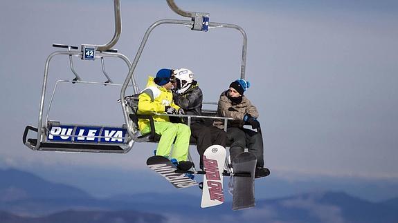 Los esquiadores tomaron las pistas desde el primer minuto y celebraron el comienzo de la temporada de esquí . 