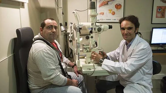 Juan Redondo Nieto con el doctor Daniel Martínez, que le ha dirigido el trasplante de córnea