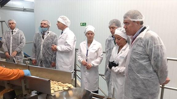 El alcalde y el subdelegado durante la visita a la fábrica jienense.