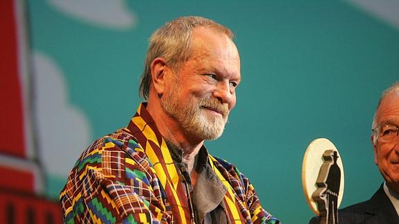 Terry Gilliam levanta el ‘Almería tierra de cine’ ante la ovación del público. 