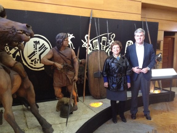 La edil de Cultura y el alcalde visitaron ayer los preparativos.