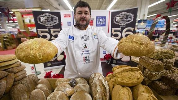 Juan Manuel Moreno, panadero y gerente de la panadería Pan Piña, un pequeño establecimiento familiar fundado en 1940 en Algatocín (Málaga). 