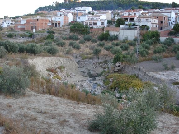 Arroyo de la Yedra, a su paso por Canena, en una vista de la zona que será encauzada.
