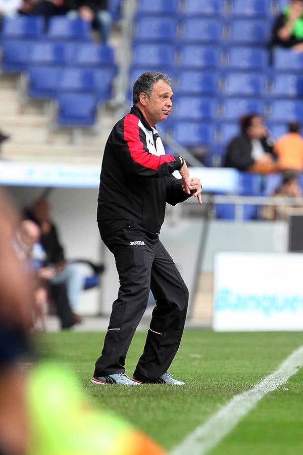 Joaquín Caparrós gesticula en el área técnica.