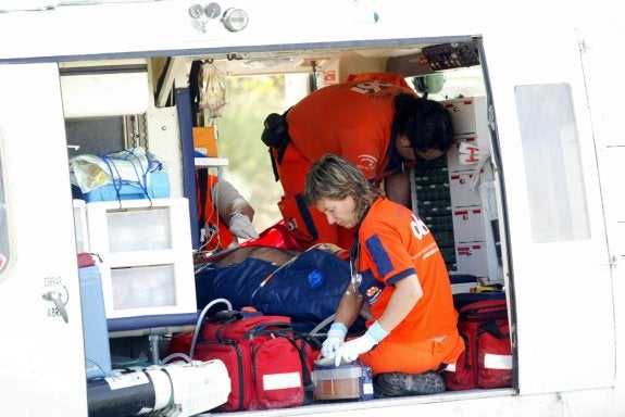 Dos miembros del 061 atienden a un herido.