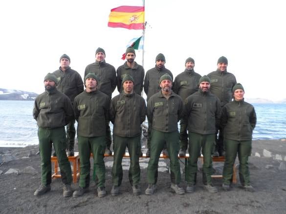 El izado de la bandera abre las actividades en la base antártica.