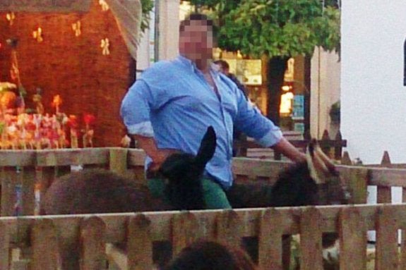 El individuo posa para la cámara sobre 'Platero', el pequeño burro de cinco meses (detalle).