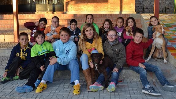 Niños del colegio Hurtado Mendoza de Cogollos de la Vega que han participado, junto a los perros, en el mensaje navideño de Alza la Pata.::