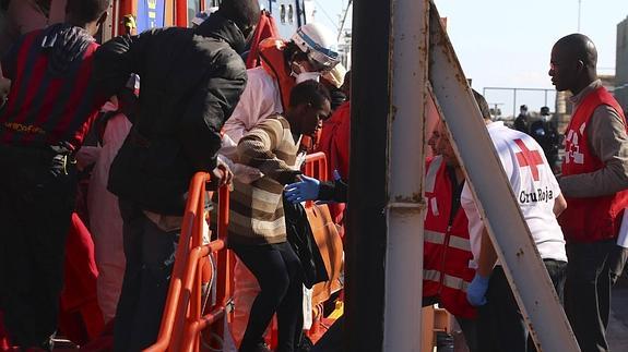 Varios de los inmigrantes rescatados de la patera localizada ayer en aguas de Tarifa.