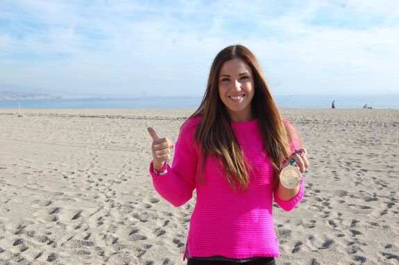 Carmen Martín, con la medalla ganada en el Europeo, disfrutando de los días navideños en las playas de Roquetas de Mar.
