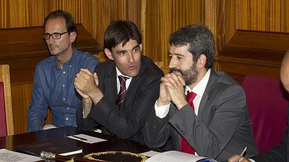 Sergio Bueno (izq.) con José María Aponte en el pleno en el que le dio el relevo en la alcaldía. 