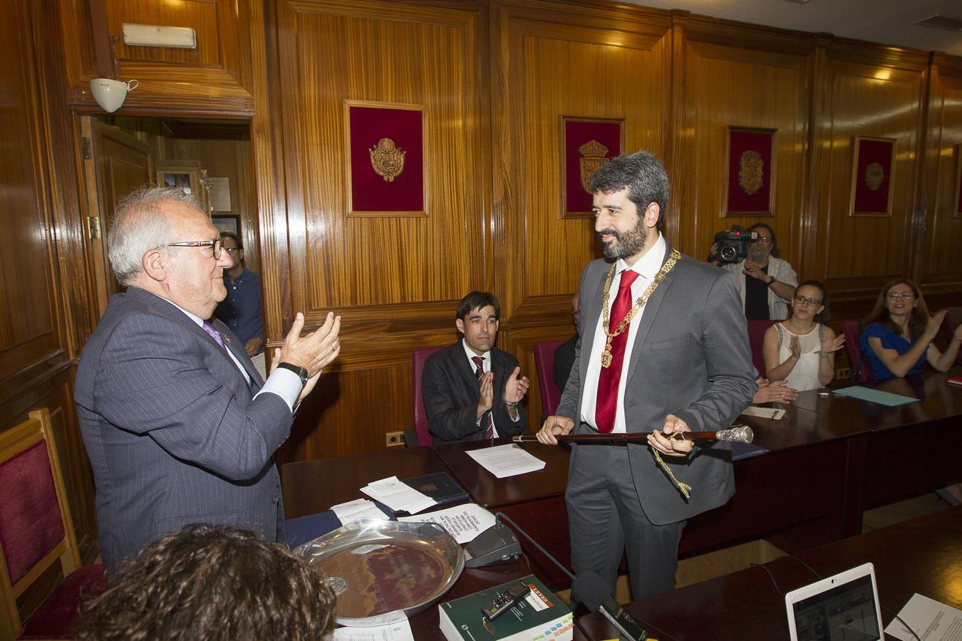 José María Aponte recibe el bastón de mando, ante Sergio Bueno, sentado, tras ser elegido alcalde de Santa Fe en junio de este año.