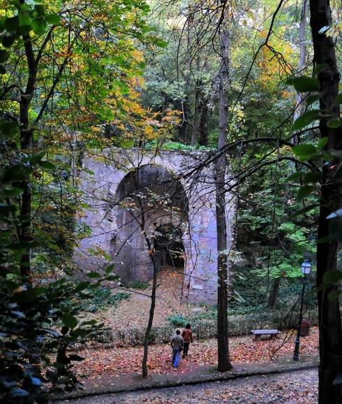 Esta visión de la Puerta de Bibrambla solo es posible desde el otro lado del paseo central, desde el interior del bosque.