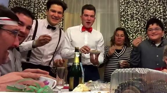 El vídeo de una familia andaluza viendo las campanadas de Canal Sur triunfa en Internet