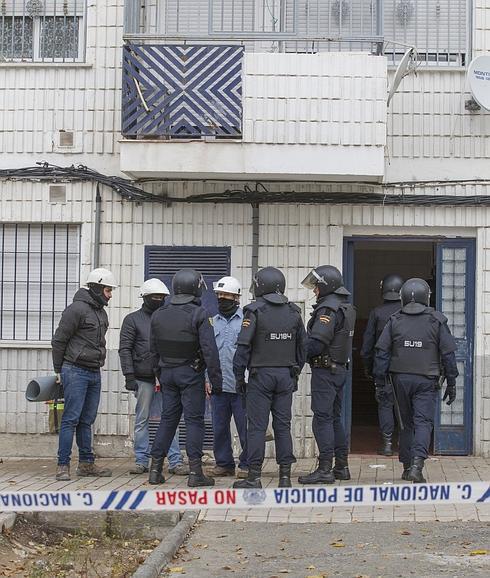 Policías el día de la redada en Molino Nuevo delante de los edificios registrados. 