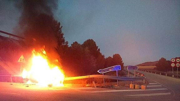 El coche del fugitivo, en llamas tras cochar con un quitamiedos.