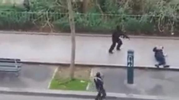 El vídeo de los asaltantes del Charlie Hebdo asesinando y rematando a un policía conmociona a la red