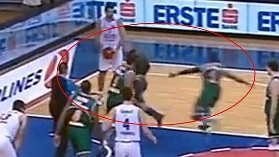 Un aficionado saltó a la pista, agredió a un jugador y acabó apaleado brutalmente